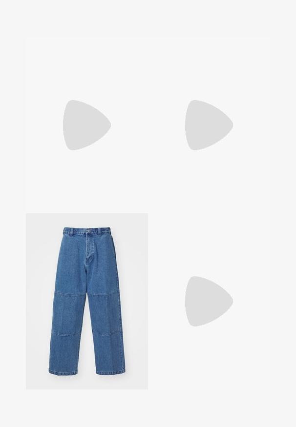 T-shirt en coton blanc avec un col rond, portant "REEBOK" en lettres rouges en gras et un accent logo noir sur le côté gauche. Manches courtes.; Pantalon en denim bleu clair à coupe décontractée, avec deux panneaux de tissu distincts, une fermeture à bouton sur le devant et des jambes larges.; Baskets en cuir blanc avec des accents gris, dotées d'une boîte à orteils perforée, de lacets plats et d'une semelle à motifs. Logo New Balance sur le côté.; Icon Brand CURB CHAIN NECKLACE - Collier - silver-coloured