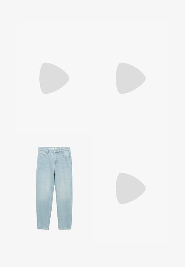 Weißes Langarmoberteil mit drapiertem Design und geraffter Textur an der Seite, ausgestattet mit einem runden Halsausschnitt und einem glatten Stofffinish.; Hellblaue Jeans aus Denim mit geradem Bein, fünf Taschen, Knopfverschluss vorne und leicht verwaschenem Design.; Weißer Sneaker aus glattem Synthetikmaterial, mit runder Schuhspitze, flacher Gummisohle und dezenter Logodetail auf der Seite und Ferse.; Braune Farbverlauf-Sonnenbrille mit einem durchscheinenden rosa Rahmen, quadratischer Form und dünnen Metallbügeln. Verfügt über abgerundete Kanten und minimale Details.; Goldfarbener Armreif mit einem floralen Design in der Mitte und einer Reihe von Kristallen an einer Seite. Glatte Oberfläche, leichte Textur am Band.