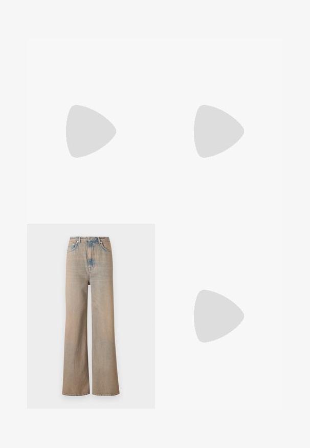 Hellblaues Tanktop aus strukturiertem Stoff mit herzförmigem Ausschnitt, dünnen Trägern und einem wellenförmigen Saum. Mit einem Herzmuster im gesamten Design.; Helle, weit geschnittene Jeans mit hoher Taille, aus Denim gefertigt. Verfügt über dezente Nähte und fünf Taschen, mit einer leicht verblassten Textur.; Braune, gefälschte Schlangenleder-Sandaletten mit einem Zehenstegdesign und einer quadratischen Spitze. Der Absatz ist etwa 5 cm hoch und hat eine glatte Oberfläche.; Silberne Ohrringe aus Metall mit runden Formen, polierter Oberfläche und dezenten Gravuren der Marke "BOSS" im unteren Bereich.