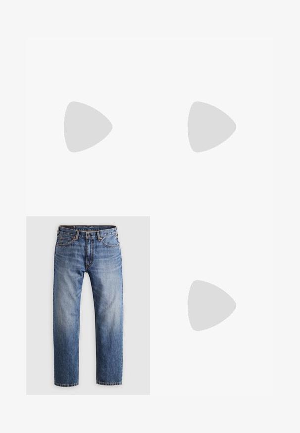 Tricou bordo cu dungi orizontale roz, guler rotund, mâneci scurte și o croială relaxată. Fabricat dintr-un material moale din bumbac.; Jeans din denim albastru cu picioare drepte, cu închidere prin buton și fermoar, cinci buzunare și cusături portocalii pe un fundal gri deschis.; Mocasinii din piele neagră au o cusătură ridicată, două bare decorative pe partea superioară și o talpă groasă texturată pentru o aderență suplimentară.; Servietă din piele de culoare albastru închis, cu două mânere superioare și o curea detasabilă. Prezintă un finisaj texturat, cusături verticale și detalii cu logo.