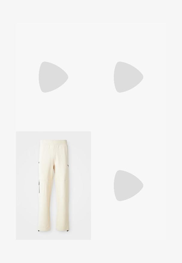 Modrá maskáčová tričko vyrobené z ľahkého materiálu, má krátke rukávy a okrúhly výstrih. Biele logo na prednej strane.; Svetlé béžové tepláky vyrobené z mäkkého materiálu. Majú čierne logo, bočné vrecká so zipsami a voľný strih.; Čierna bežecká obuv so zmesou sieťoviny a syntetických materiálov, robustnou podrážkou, zakriveným dizajnom a výrazným logom na boku.; Čierne slnečné okuliare s elegantným, ostrým dizajnom. Majú sivé šošovky a lesklé plastové rámy. Obsahujú malé kovové akcenty a branding na ramene.