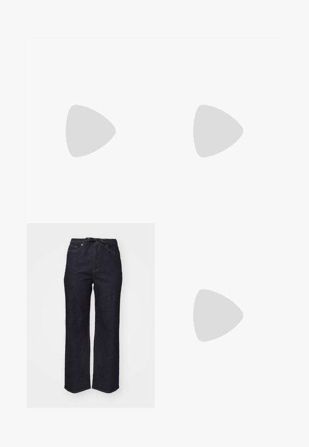 Levi's® Plus PERFECT - T-shirts med print - chalk pink; Mørkeblå denimbukser med høy midje, vide ben og belte med knytte. Har standard sømmer og en ren hem.; Svarte høyde sneakers med hvite såler og snøring, med et rundt logo på siden og kontrastfarget svart søm. Teksturert stoffoverdel.; Sølv ringøredobber med en glatt, polert overflate og en tynn, sirkulær form. Designet har en sikker clasp.