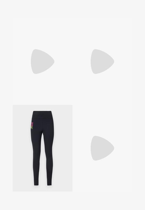 Witte langearmige t-shirt met een grafische print met zwart-witte afbeeldingen en roze tekst, waaronder "STIEGLITZ" en herhalende zinnen op de mouwen.; Zwarte leggings van rekbaar materiaal, met een hoge tailleband en kleurrijke verticale branding op de linkerheup in roze en groen.; Zwarte leren ballerina met een ronde neus, gladde textuur, minimale stikdetails en een flexibele zoolontwerp.; sandro JANET - Handtas - noir