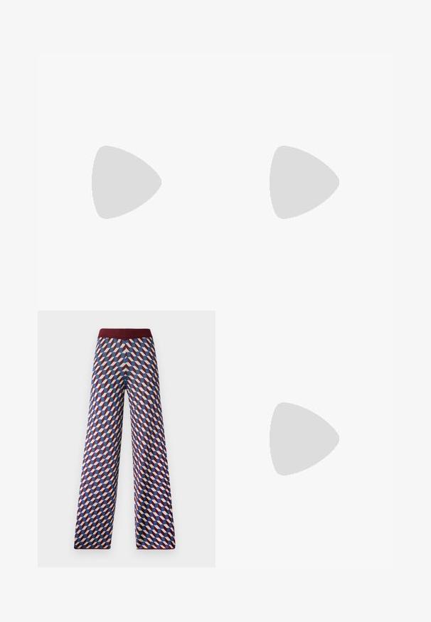 Czarny top bez rękawów, wykonany z gładkiego materiału, z okrągłym dekoltem i zamkiem błyskawicznym z tyłu do zapięcia. Prosty design bez wzorów.; Szerokie spodnie w wzory z bordowym pasem, z geometrycznym wzorem w kolorach czerwonym, niebieskim i kremowym, o tkanej fakturze.; Czarne skórzane buty typu slingback z wydłużonym noskiem i smukłym, zakrzywionym obcasem. Posiadają dyskretny regulowany pasek z metalową klamrą.; Torebka w wężowy wzór z zakrzywionym uchwytem. Wykonana z teksturowanych, beżowych i brązowych materiałów, z charakterystycznym wzorem w diamenty.