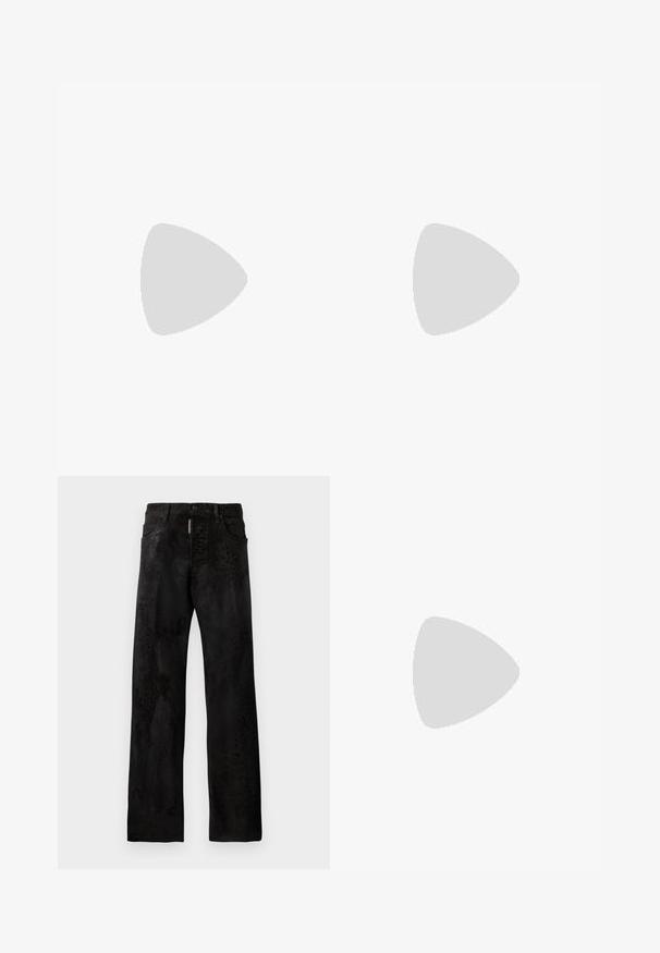 DSQUARED2 ICON BE ICON ICON TEE - Camiseta estampada - white; Jeans de mezclilla negros con corte recto, que presentan un sutil patrón de estampado animal, cinco bolsillos y cierre de botón.; Zuecos de tacón alto de cuero negro con punta abierta, diseño puntiagudo, textura suave y un delgado tacón de aguja.; Bolso de mano de cuero negro con un diseño curvado, que cuenta con tachuelas plateadas, una hebilla y dos bolsillos laterales. Correa ajustable para opciones de transporte.