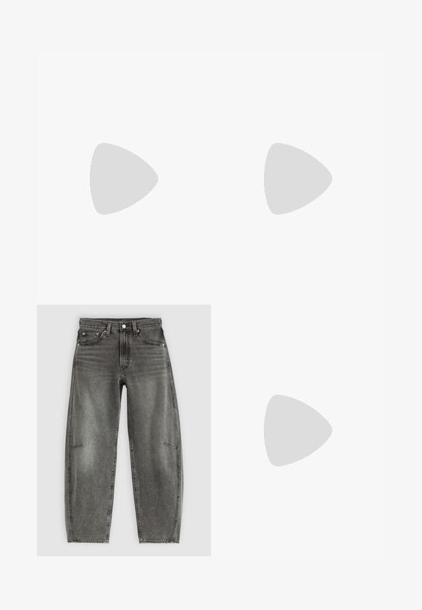 Schwarzer Kurzarm-Body mit rundem Ausschnitt und hochgeschnittenen Beingrößen, aus einem glatten, dehnbaren Stoff gefertigt.; Graue Jeans aus Denim mit lockerer Passform, klassischem Fünf-Taschen-Design, Knopfverschluss und verwaschenen Details entlang der Beine.; Wildleder-Clogs in hellolivgrün mit einer geformten Kork- und Gummisohle. Verfügt über einen Seitenriemen mit einer metallischen Schnalle und einer abgerundeten Zehenpartie.; Schwarze Handtasche aus glattem Material mit doppelten Griffen, einem abnehmbaren Schulterriemen und einem runden, geprägten Logodetail auf der Vorderseite.