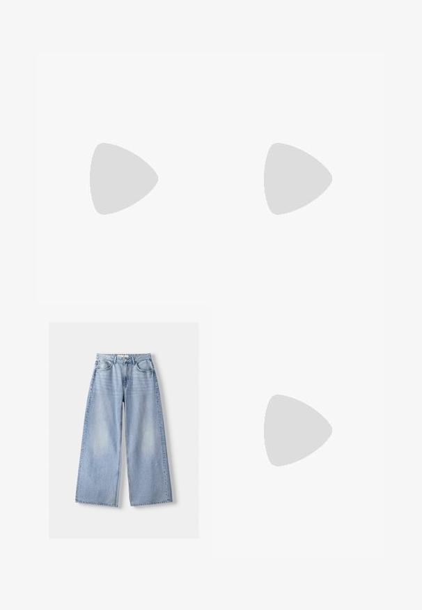 Zwarte lange mouw top gemaakt van doorzichtig materiaal, met een ronde halslijn, een knoopsluiting aan de voorkant en golvende randen bij de mouwen.; Lichtblauwe denim jeans met een hoge taille, een wijde pijp, vijf zakken en subtiele vervaging; voorzien van een metalen knoop- en ritssluiting.; Roze suede sneakers met blauwe strepen en bijpassende veters. Voorzien van een gestructureerde gumrubberen zool en sokachtige witte geribde sokken.; Stradivarius WITH TEMPLES - Zonnebril - black