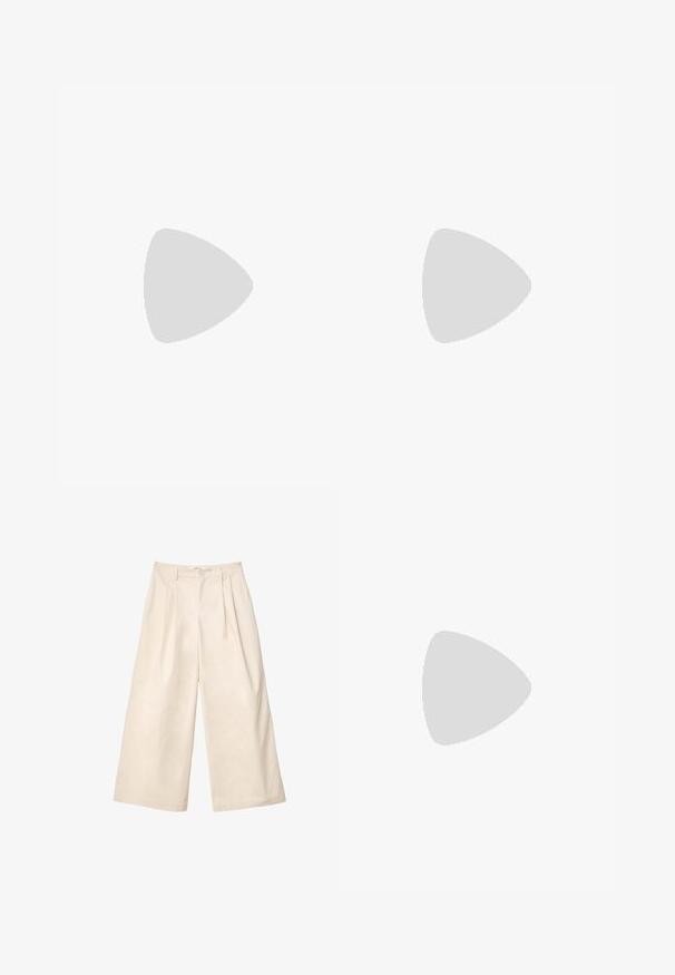 Stradivarius Toppi - light yellow; Beige culottes leveillä lahkeilla, pehmeästä kankaasta, korkea vyötärö, laskoksia ja etunappi. Sujuva pinta ja mittatilaustyönä valmistettu muotoilu.; Musta mokkanahkainen liukuva sandaalit, joissa on kaksi leveää nauhaa, joista kummassakin on suuri kultainen solki, sekä luonnollinen korkkipohja teksturoidulla kumipohjalla.; Pilgrim DUNE - Korvakorut - gold plated