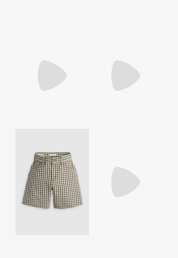 Biała bezrękawnik z węzłowym wzorem przy szyi, z marszczonym wykończeniem po bokach. Wykonana z elastycznego materiału.; Spodenki w brązowo-białą kratę z zapięciem na guzik, dwoma przednimi kieszeniami i luźnym krojem. Wykonane z tkaniny tkanej o gładkiej fakturze.; Czerwone zamszowe sneakersy z białym wzorem trzech pasków i złotym napisem "Gazelle". Posiadają gumową podeszwę i teksturowaną piętę.; Czarne prostokątne okulary przeciwsłoneczne z ciemnymi soczewkami. Posiadają gładki plastikowy szkielet i detal z logo na zauszniku. Czysty, nowoczesny design.