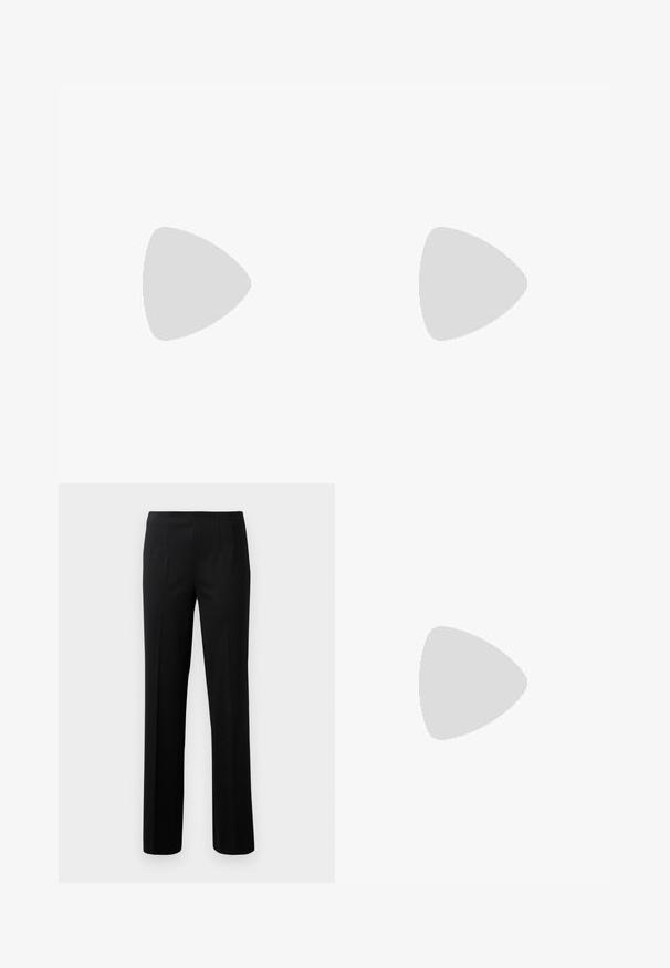 Top fără mâneci din satin crema cu un design drapat, având o textură netedă și un panou contrastant într-o nuanță mai deschisă pe lateral.; Pantaloni negri ajustați cu dungi verticale, față plată, două buzunare laterale și un design cu picior drept. Realizați dintr-un material neted.; Pantofii slingback din piele lăcuită neagră cu toc înalt, vârf ascuțit, brățară reglabilă la gleznă și părți laterale deschise. Textură netedă.; Portofel împletit de culoare roz deschis, cu un finisaj texturat, având un închizător din aur. Este ținut de o persoană care poartă o rochie fără mâneci de culoare neagră. Design simplu.
