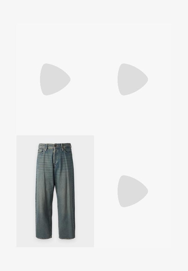 Pruhovaná polo košile v černobílé barvě s krátkým rukávem, černým límcem a třemi knoflíky u krku. Měkká textilie.; Světle modré denimové džíny s volným střihem, středně vysokým pasem a rovnými nohavicemi. Obsahují pět kapes, poutka na opasek a zapínání na knoflík.; Bílé slip-on tenisky s texturovaným povrchem, silnou podešví a minimalistickým designem. Na boku je umístěno logo značky.; Kulaté sluneční brýle s želvovinovým vzorem, zelenými skly a tenkými obroučkami. Ozdobené kovovými detaily a texturovanými stranami.