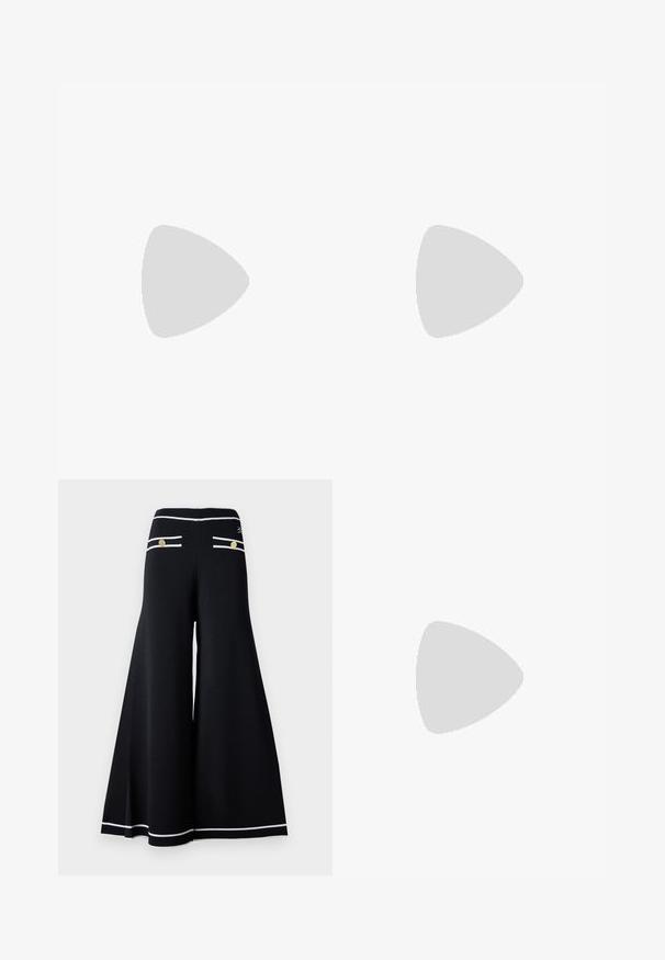 Camiseta de algodón negra con mangas cortas, que presenta un logo gráfico triangular rojo con "GUESS® U.S.A." y un diseño de signo de interrogación.; Pantalones anchos negros con acentos de ribete blanco, que cuentan con detalles de botones dorados en los bolsillos traseros y un acabado de tela suave y texturizada.; Tacones slingback de cuero negro con punta afilada, tacón delgado y detalle decorativo de hebilla en la parte superior. Textura suave y diseño elegante.; Bolso de mano de cuero negro con un diseño estructurado, acentos de cadena y asa, y una superficie texturizada. Presenta un cierre con solapa con la marca visible.
