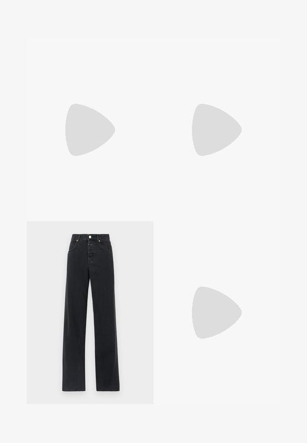 Hvid bomulds t-shirt med ordet "CLOSED" trykt i sort, fed skrift over forsiden. Kortærmede og en klassisk rund halsudskæring.; Sorte denim jeans med høj talje, lige ben, fem-lomme design, synlig syning og metalknaplukning.; Sorte læder ankelstøvler med sølvøskner, spidse tæer og blokhæle. Slankt design med en glat tekstur.; Brun læder håndtaske med flaplukning, hardware i gyldent tone, en skulderrem og en glat overflade. Kompakt rektangulær form.