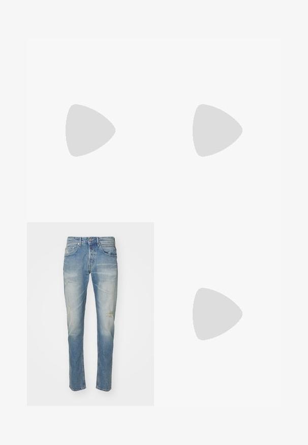 Fem t-shirts arrangeret i gradientfarver: beige, olivengrøn, brun, mørkeblå og sort. Lavet af blød bomuld med korte ærmer og rund hals.; Lyseblå denimjeans med falmet finish, diskret slid ved knæene, lige ben-design, fem-lommers stil og metalknaplukning.; Brune læder Chelsea støvle med elastiske sidepaneler, struktureret hæl og kontrastgule syninger. Har en trækflap for nem påklædning.; Grå oversized solbriller med en slank plastisk ramme, flade linser og lige tempelarme. Mat finish uden yderligere udsmykninger.