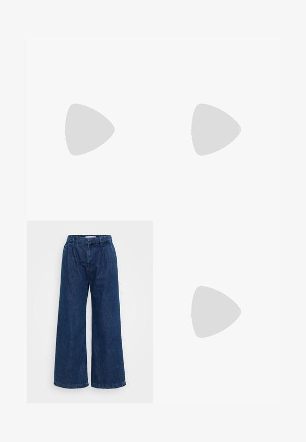 Langærmet top i lys mauve, lavet af gennemsigtigt stof med en tætsiddende silhuet. Har en rund halsudskæring og glat tekstur.; Bredde denimbukser i mørkeblå. Har elastisk linning, løs pasform og minimale syninger ved kanten.; Sorte hælede sandaler med flere smalle stropper og rund tå. Hælen er blokformet med en glat tekstur. Justerbar spænde lukning.; Sorte cat-eye solbriller med mat finish, der har grå tonede linser, skarpe vinkler og slanke sidearme. Mærkenavnet er synligt på den indre arm.