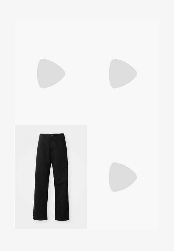 Polo de culoare albastră deschisă, fabricat din bumbac, cu guler clasic, mâneci scurte, două butoane și un logo alb Nike pe pieptul stâng.; Pantaloni din denim negri cu croi drept, având buzunare frontale, fermoar și un singur buton la partea superioară. Țesătură texturată cu un finisaj mat.; Adidașii Nike Air Max de culoare bleu marin, cu un upper din suede și plasă, având accente galbene, sistem de șireturi în față și amortizare vizibilă în talpă.; Sac de tip rucsac negru cu sfoară, cu un logo Nike mare și alb. Fabricat dintr-un material ușor, cu o textură netedă și o formă rotunjită.