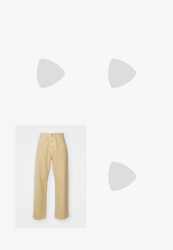 Hvit t-skjorte med teal raglan-ermer og et stort teal nummer "92" trykket på fronten, med hvite og teal striper på ermene.; Beige denimbukser med rett bendesign, som har fem lommer, knappeåpning og en ren hemfinsih. Myk tekstur.; Brune og blå rutete vide bukser sammen med hvite sko med svarte detaljer og teksturerte såler, satt mot en grønn bakgrunn.; Brun kvart-zip fleece genser med brodert logo, med en svart rund crossbody bag med glidelås og logodetalj, båret over denim.