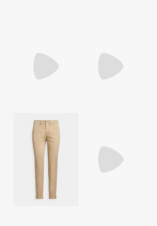 Trumpas rankovės, tekstūruotas viršus švelnios oranžinės spalvos su deimanto raštu. Turi apvalią iškirptę ir laisvą siluetą.; Smėlio spalvos medvilninės chino kelnės su tiesia forma, turinčios sagos užsegimą, priekinėse kišenėse ir siūlių siuvinėjimo detales.; Juodos odinės aukštakulnės bateliai su smailiu nosiu, žemu kulnu ir lygiu paviršiumi. Priekyje yra nedidelis atvirumas, o gale minimalus apdaila.; Balta odinė rankinė, lenkto dizaino, su auksiniais elementais ir tekstūruota apdaila, dėvima su tamsiu švarku ir baltu marškiniu.