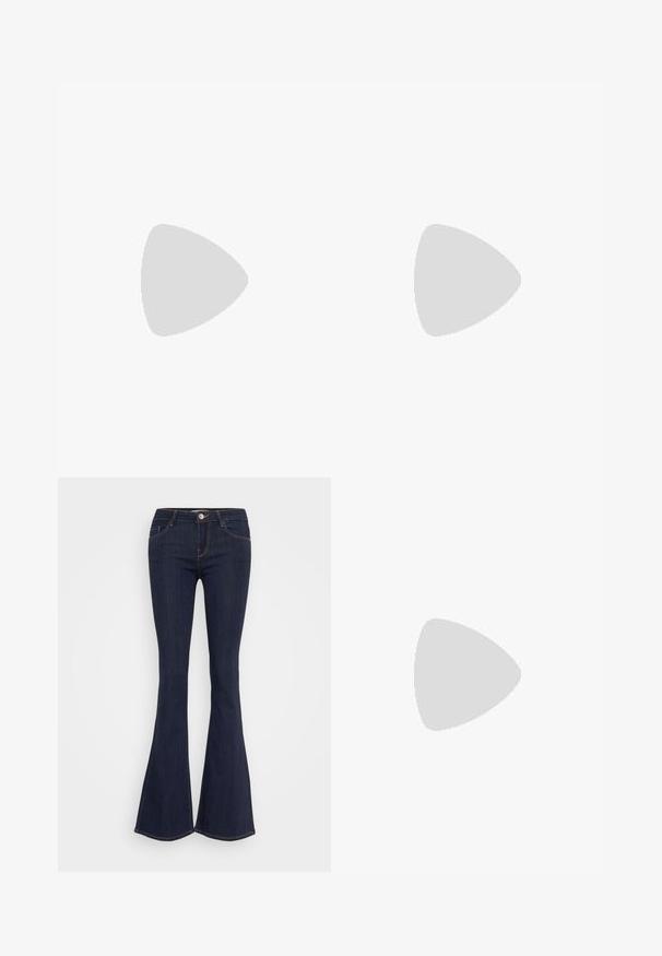 WEEKEND MaxMara TRESA - Top - nero; Dunkelblaue, ausstellende Jeans mit einer schmalen Taille, vorderer Knopfverschluss, Fünf-Taschen-Design und Nahtdetails entlang der Beine.; Braune Wildleder-Stiefeletten mit einem weichen Futter, dicker beige Plateau-Sohle und einer Zuglasche auf der Rückseite. Strukturiert Oberfläche mit sichtbaren Nähdetails.; Runde, braun getönte Sonnenbrillen mit einem glänzenden burgunderfarbenen Rahmen. Schlanke Bügel mit dezentem Branding. Flaches Linsendesign.