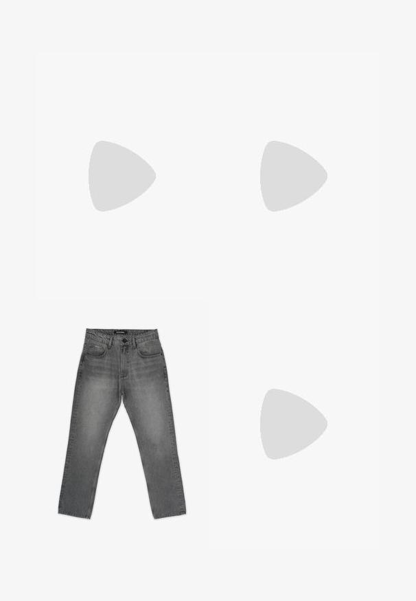 Mørkeblå frotté polo skjorte med V-hals, korte ærmer og et hvidt logo på venstre bryst, med en blød overflade.; Grå straight-leg jeans med høj talje, knaplukning og front- og møntlommer, der har subtile slidte detaljer.; Sorte træningssko med tekstureret stof og gummisåler, udstyret med elastiske snørebånd og en blå detalje på hælen. Bæres med lyse denimbukser.; Sorte plastik solbriller med rektangulære stel, blåtonede linser og slanke sidearme, der har en glansfuld finish.