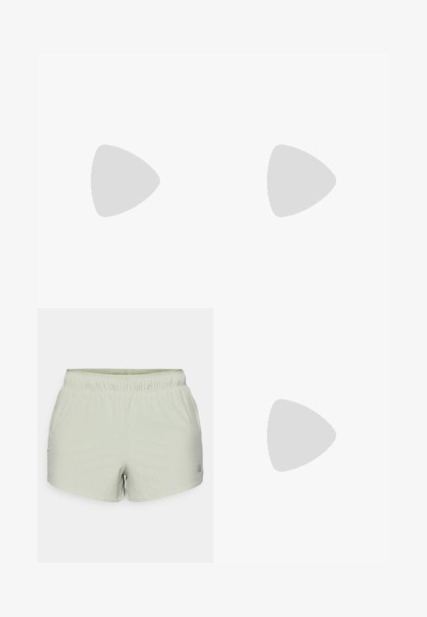 Šviesiai žalia trumpo rankovės marškinėliai su tekstūruota medžiaga, apvaliu kaklu ir subtiliu logotipu kairėje rankovėje. Standartinio kirpimo su išlenktu apačiu.; Šviesiai žali sportiniai šortai pagaminti iš kvėpuojančios medžiagos, turintys perforuotą tekstūrą ir elastingą juosmenį. Logotipas atspausdintas šone.; Ryškiai neoninė žalia New Balance bėgimo batai gulintys ant tekstūruoto asfalto šalia taktilinės vaikščiojimo paviršiaus ir įvažiavimo krašto.; Šviesiai ruda drobinė rankinė su dviem juodais spausdintais "SAMØE" logotipais. Yra tvirtos šviesiai rudos petnešos ir paprastas, struktūrizuotas dizainas.