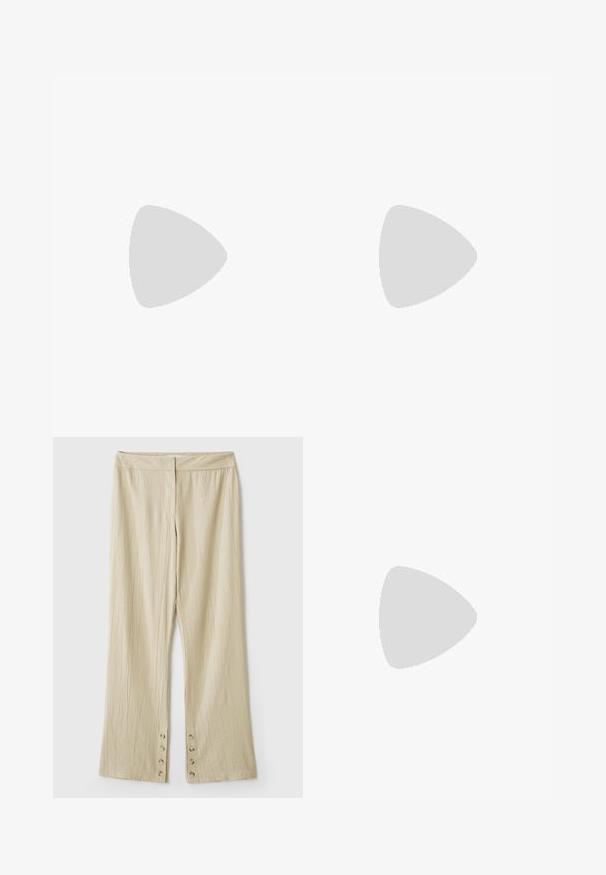 Minta zaļš bez piedurknēm topiņš, izgatavots no ribota auduma ar apaļu izgriezumu un pieguļošu dizainu. Etiķete redzama pie izgriezuma.; Bēšas platās bikses ar teksturētu audumu. Iezīmē platu jostasvietu un piecus pogas apakšā aizdarei. Ar krokām.; Melnas ādas mūlas ar norādītu pirkstu un zemu, bloku papēdi. Gluda tekstūra ar elegantu dizainu. Atvērta aizmugure ar minimālu detaļu skaitu.; Zila ādas rokassoma ar noapaļotu formu, vienu plecu siksnu, ar rāvējslēdzēju aizdari un iegravētu zīmola nosaukumu priekšpusē. Gluda tekstūra.