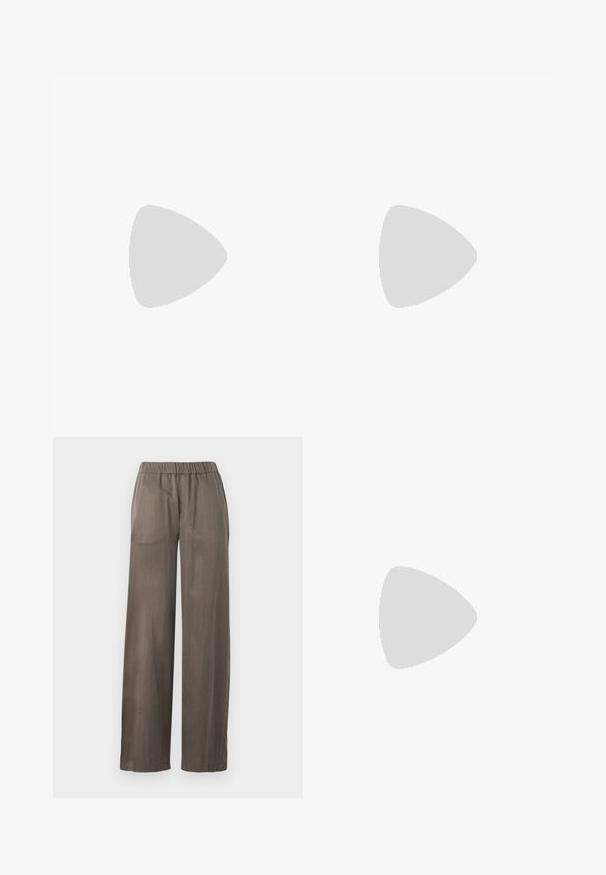 T-shirt oversized a maniche corte in cotone rosa sbiadito, con collo tondo, vestibilità rilassata e dettagli di cucitura discreti lungo l'orlo.; Pantaloni a gamba larga in grigio scuro, realizzati in un tessuto morbido. Presentano una vita elasticizzata e un design largo per il massimo comfort.; Sandal con tacco in pelle nera, punta quadrata, cinturino alla caviglia con fibbia dorata e tacco metallico slanciato. Texture liscia, design minimalista.; Samsøe Samsøe JENNIE TOTE BAG  - Shopping bag - dark brown