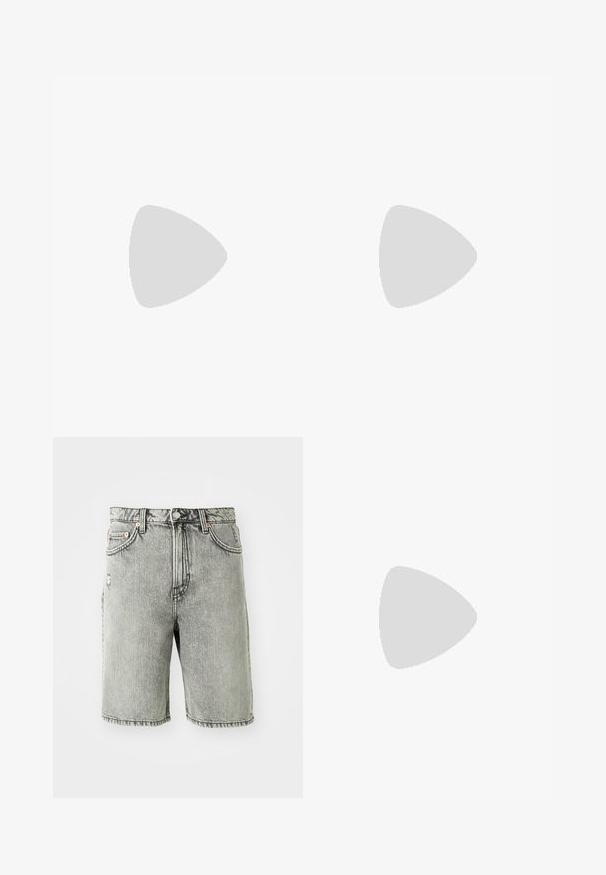 Olivno zelena rebrasta majica brez rokavov s krobnim izrezom in petimi gumbi na sprednji strani. Mehka tekstura in prilegajoča zasnova.; Sive denim kratke hlače z klasičnim pet-pocket dizajnom, bledim videzom in našitki na robovih in pasu.; Črne usnjene mule z blokastim petami in odprto tobko, s sijočo površino in rahlo ukrivljenim zgornjim delom za udobje in stil.; Črna torbica v obliki srca, izdelana iz lakirane usnje, s sprednjim žepom, ki se zapira z zaponko, in snemljivim trakom. Srebrni dodatki.