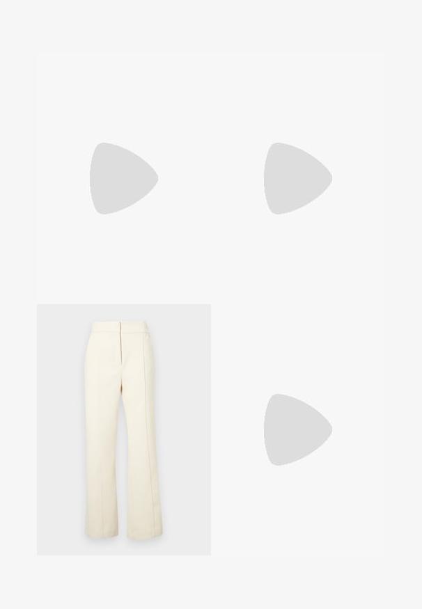 Camiseta de algodão preta com decote redondo e mangas curtas. Apresenta um logótipo branco proeminente com letras estilizadas e linhas de destaque na parte da frente.; Calças de cor creme com um design de perna larga, cintura elástica e costuras laterais subtis. Apresenta um pequeno logotipo na parte inferior da frente.; Nike Sportswear FIELD GENERAL - Sapatilhas - off-white/black; Saco acolchoado em bege claro com um topo franzido, apresentando uma alça trançada e uma correia destacável. Textura suave com um brilho sutil.