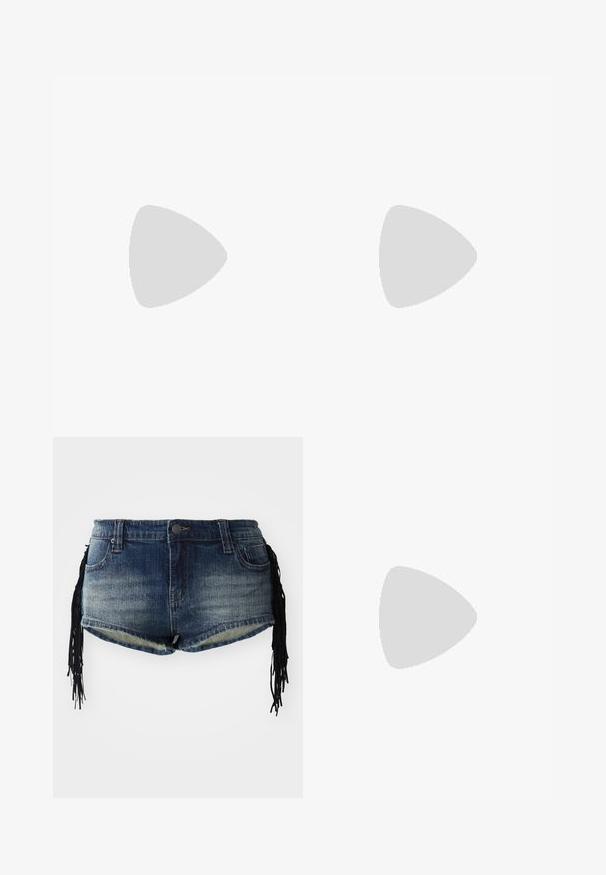 Geborduurde bloemenwikkel met multikleurige pailletten op een lichtblauwe achtergrond; heeft zilveren franjes langs de onderste rand.; Denim shorts in een verloop van blauw met een rafelige zoom en zwarte franjes aan de zijkanten, met voorzakken en een tailleband.; Franje enkellaars in tan suède met drie gelaagde franjes. V pointed toe en een lage blokhak. Gladde textuur overal.; Goudkleurige bloemvormige oorbellen met gelaagde bloemblaadjes, voorzien van een gestructureerde afwerking en een centrale kraaldetail.