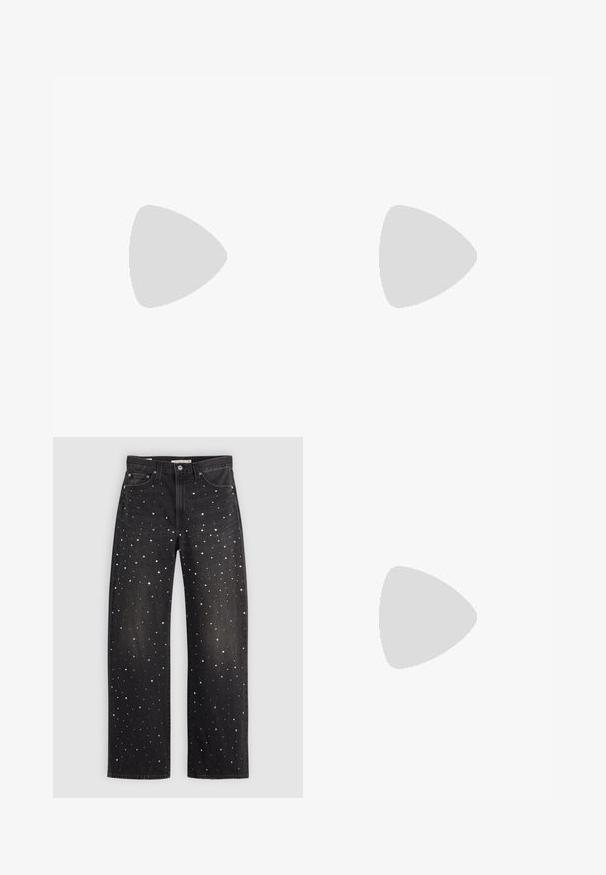 Neon geltonos trumpomis rankovėmis marškinėliai, pagaminti iš medvilnės. Su klasikinio apvalaus kaklo dizainu ir lygia, lengva tekstūra.; Juodi džinsai su laisvu fasonu, puošiami atsitiktinai išdėstytais sidabro, aukso ir baltais taškeliais. Sukurti su klasikinėmis kišenėmis ir metaliniais elementais.; Juodos lakuotos odinės šlepetės su smailiu pirštu ir geometriniu bloko kulnu. Turi elegantišką, minimalistinį dizainą ir lygų paviršių.; Juodas odinis hobo maišas su lygiu paviršiumi, kreipta forma ir viena reguliuojama rankena; turi platų atidarymą viršuje.