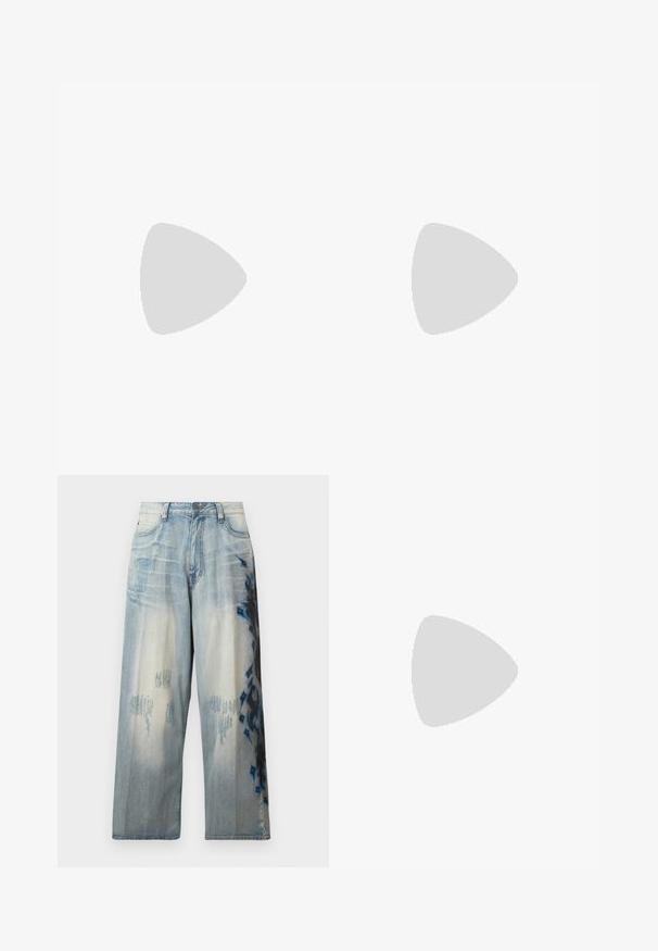 Bavlnené tričko v tmavomodrej farbe, s okrúhlym výstrihom, krátkymi rukávmi a voľným strihom. Hladká textúra s čistými švovými detailmi.; Svetlo modré denimové nohavice s širokými nohavicami, ktoré majú opotrebený dizajn a abstraktné čierne a modré vzory na jednej strane. Klasický štýl s piatimi vreckami.; Čierno-biele tenisky s vrchom z semišu a kože, s troma bielymi pruhmi, perforovanou špičkou a gumovou podrážkou.; Čierna textilná crossbody taška so zipsovým uzáverom, ktorá má biele logo Adidas a pruhovaný nastaviteľný popruh pre jednoduché nosenie.