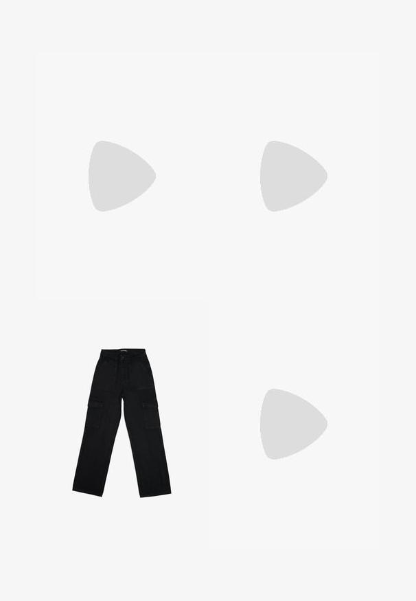 Svart bomull T-skjorte med avslappet passform. Har en hvit "RVCA"-logo trykket foran. Korte ermer og rund halsdesign.; Svarte cargo-bukser laget av denim, med høy midje, snøring, vide ben og flere sidelommer for funksjonalitet.; Svarte sneakers med en kraftig gummisåle, teksturert stoffoverdel, rund tå og snøring. Har forsterkede snørehull og bakre trekkstang.; Svart lærveske med en buet form, avtagbar stropp og gullbeslag. Vesken har et klaff med spenne-detall.