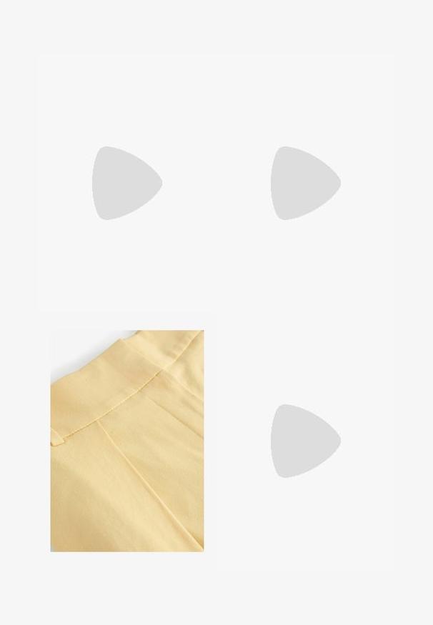 T-shirt bianco a righe con maniche corte e scollatura rotonda. Tessuto testurizzato con una vestibilità regolare. Etichetta logo sul retro del collo.; Primo piano di un tessuto giallo con una texture liscia, caratterizzato da una vita cucita e da pieghe sottili.; Ballerina in pelle marrone con punta arrotondata, dettagli arricciati sul davanti e suola piatta di colore chiaro.; Borsa tote in pelle marrone con texture liscia, design con apertura superiore e due spallacci. Presenta cuciture minime e nessun hardware visibile.