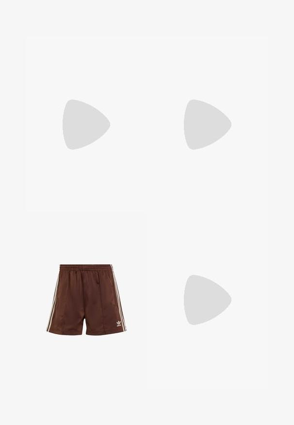 Grijze langemouwen coltrui van zachte stof, met een geribbelde textuur en een klein CK-logo in een witte vierkant op de borst.; Bruine sportshorts van gladde stof met een relaxte pasvorm, voorzien van witte zijkanten en een geborduurd logo op de linkerbovenrand.; Witte flip-flops met een gestructureerde zool en twee dunne banden. De banden zijn glad met subtiele branding. Geen patronen of extra accenten.; Zwarte cat-eye zonnebril met donkere lenzen, kunststof frame, slanke pootjes en subtiele branding op de binnenkant van de poot. Mat afgewerkte textuur.