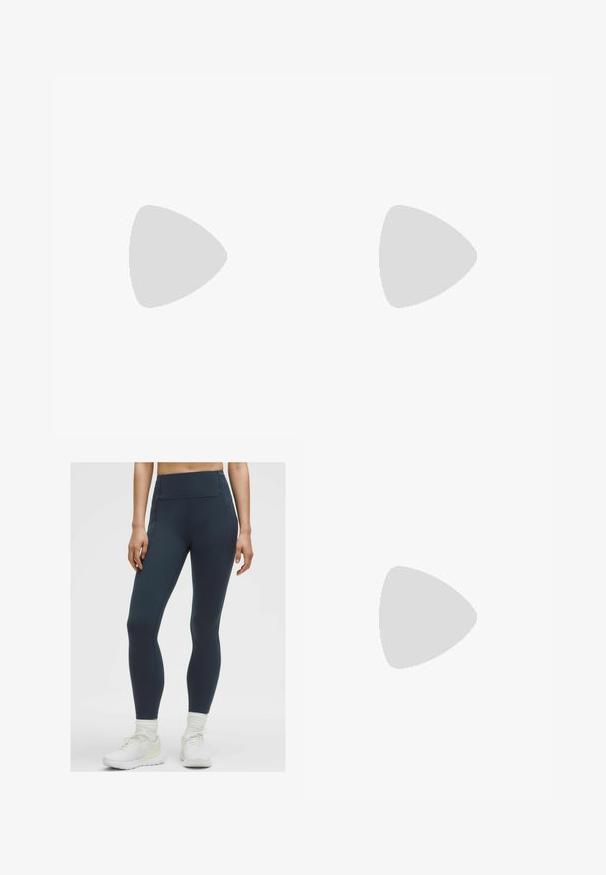 Schwarzes ärmelloses Crop-Top mit hohem Ausschnitt, das einen kontrastierenden hellblauen Taillenbund hat, kombiniert mit lockeren schwarzen Hosen.; Hoch taillierte, dunkelblaue Leggings aus einem dehnbaren, glatten Stoff mit Flachnähten und ohne sichtbare Taschen, kombiniert mit weißen Sportschuhen.; Hellblaue Sneaker aus Mesh- und Synthetikmaterialien. Verfügt über eine weiße Zwischensohle, eine runde Form und Ausschnittakzente entlang der Sohle.; Canvas-Tragetasche mit einem cartoonhaften Bären, der einen grünen Schal und einen Blazer trägt, mit braunen Leder-Schultergurten. Weißer Hintergrund, bedrucktes Design.