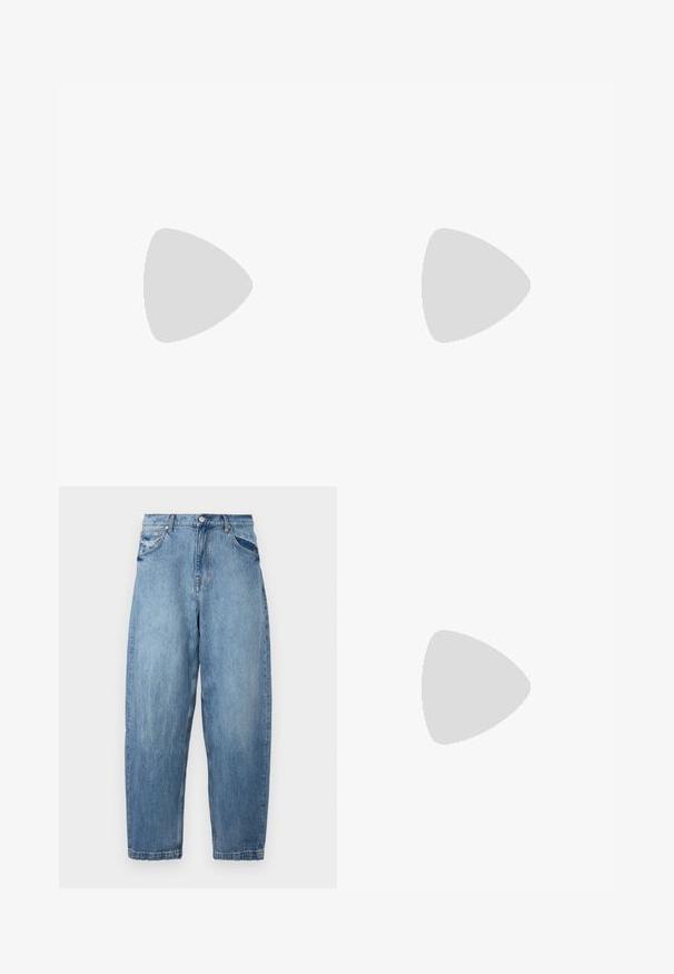 Mads Nørgaard PIGMENT DYE  - Poloskjorter - titanium; Lys blå denimjeans med avslappet passform, fem lommer og falmet tekstur. Livlinen har knapp- og glidelåslukking.; Mørkeblå semskede joggesko med lyseblå striper, brun gummisåle, teksturert stoff og logo på innersålen. Klassisk atletisk design.; Sorte solbriller med mat finish, rektangulære linser, lett kurv på brillestengene, diskret logo detaljer, og røyktinted linser.