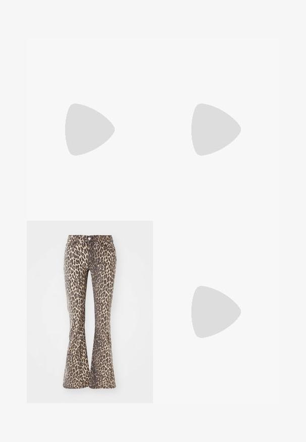 Långärmad, åtsittande topp i ett marmorerat mönster med nyanser av grått, vitt och brunt. Har en hög halsringning och veckad detaljering på framsidan.; Leopardskimönstrade utsvängda jeans i beige och mörkbrun, med hög midja, fem fickor och knappstängning. Denimtyg med strukturerad yta.; Svart läderpumps med spetsig tå, ankelrem och kraftig klack. Slät textur, stilren design och minimalistisk estetik.; Svart lädertoffelväska med slät textur, rektangulär form och två långa handtag. Ingen synlig hårdvara eller dekorationer.