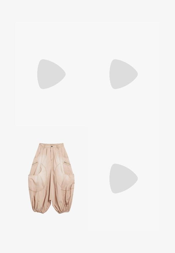 Lichtroze cami-top met verstelbare satijnen bandjes en een gerimpelde textuur, voorzien van een gerimpelde zoom en een merketiket in het midden.; Beige baggy broeken gemaakt van lichtgewicht stof, met grote zakken, elastische boorden en opvallende stikselaccenten.; Nike sneakers in het wit met zilveren accenten, met textuurpanelen en perforaties. Gecombineerd met grijze geribde sokken, tegen een gele achtergrond.; Heldere plastic zonnebril met grijze lenzen, rechthoekige vorm, reliëf "Versace" logo op de pootjes, die een modern design laat zien.