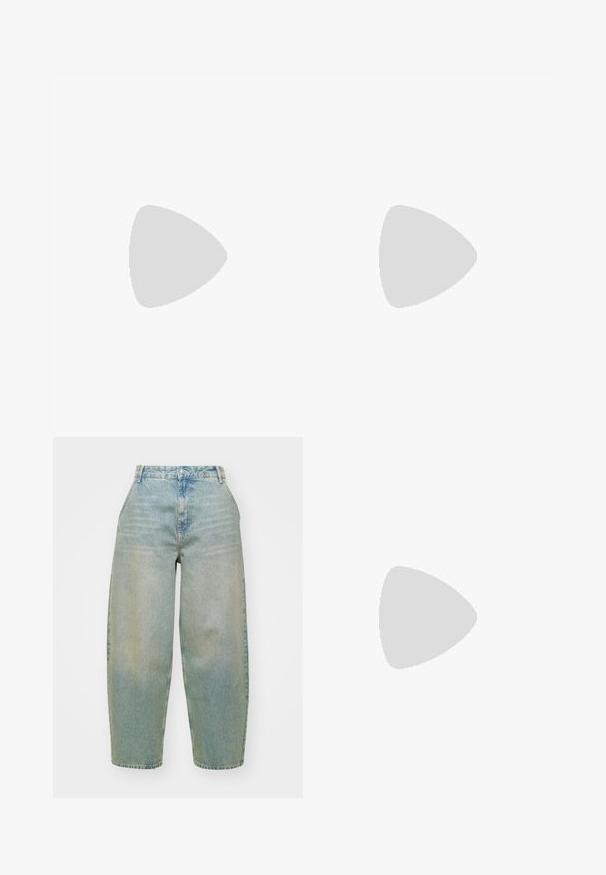 Sort top med V-hals, korte rynkede ærmer og teksturerede vertikale striber. Lavet af letvægtsstof. Simpel, løstsiddende design.; Lyst blå denimjeans med høj talje, brede ben, subtil fading og klassisk knaplukning. Indeholder fem lommer og syning detaljer.; Sorte patentlæder slingback hæle med spids tå og en geometrisk blok hæl. Har et elegant, minimalistisk design og en glat tekstur.; Sort læderhåndtaske med en buet form, aftagelig rem og guldfinish. Tasken har en klap med en spænde detalje.