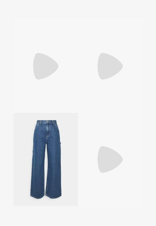 Hvit kortermet topp med kryss V-halsdesign, laget av et glatt stoff. Har en tettsittende silhuett og ren søm.; Videbeinete blå denimbukser med høy midje, kontraststing, og sidelommer, med et klassisk fem-lommers design og rå kanter.; Bronse atletik-sko med tre svarte striper, glatt tekstur, snøring, kontrasterende lys brun såle med lilla detaljer, retro stil.; Brun lær tote veske med en jevn tekstur, åpen toppdesign og to skulderstropper. Har minimal søm og ingen synlige spiker.