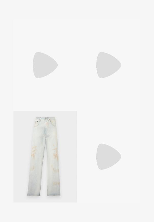 Top bianco senza maniche con una texture a rete e grande lettering nero "GCDS" sul fronte. Collo rotondo e vestibilità rilassata.; Jeans in denim azzurro chiaro con vita alta, gamba ampia e leggere scoloriture. Presentano il classico design a cinque tasche e accessori in metallo.; Sneaker bianca in pelle con finitura testurizzata, punta rotonda, suola in gomma beige e sei occhielli per lacci grigi, con un branding discreto sul lato.; Occhiali da sole neri rettangolari con lenti scure. Finitura opaca, con leggeri accenti metallici sulle astine. Nessun logo di marca visibile.