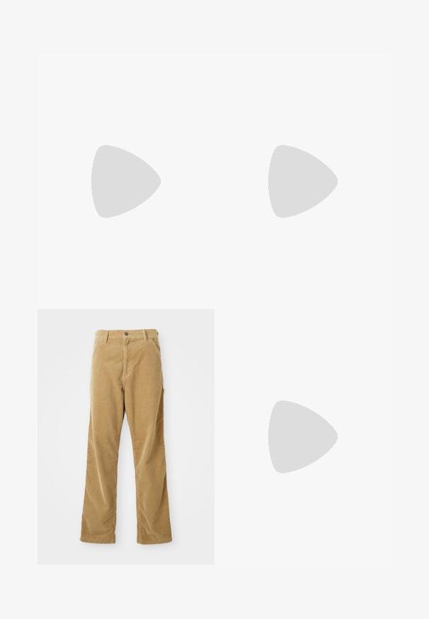 Jersey de ciclistă de culoare navy cu mâneci scurte, fermoar complet și detaliu cu dungi albe pe mâneca stângă. Fabricat dintr-un material neted și elastic.; Pantaloni din corduroy maro deschis, cu buzunare frontale, bucle pentru curea, închidere cu buton și croială dreaptă, așezați pe un fundal alb.; Adidas de alergare gri și negru, cu amortizare vizibilă sub talpă, asemănătoare unui arc, și un logo swoosh alb pe lateral.; Geantă de tote din pânză de culoare bej deschis cu mânere duale, având logo-ul "SAMSOE" în alb imprimat pe față. Formă rectangulară cu un design simplu.