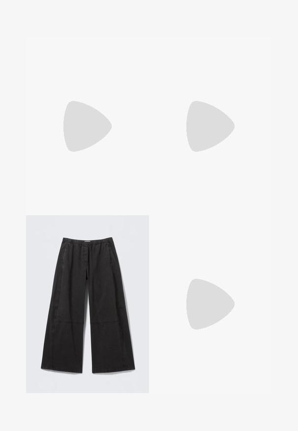 Modra rebrasta majica brez rokavov z tankimi naramnicami; na sprednji strani je majhen rdeč logotip. Gladka tekstura, prilegajoča zasnova in brez dodatkov.; Črne hlače širokih nog z elastiko v pasu, izdelane iz bombaža, z teksturiranim materialom in z vstavki s šivi ob straneh.; Burgundske paten kože slingback pete s oštrim nosom i elegantnom stiletto petom. Dizajn s otvorenom stražnjom stranom s podesivim detaljem na remenu oko gležnja.; Črna usnjena torbica s ukrivljeno obliko, z odstranljivo naramnico in zlatimi dodatki. Torbica ima pokrov s podrobnostmi v obliki zaponke.