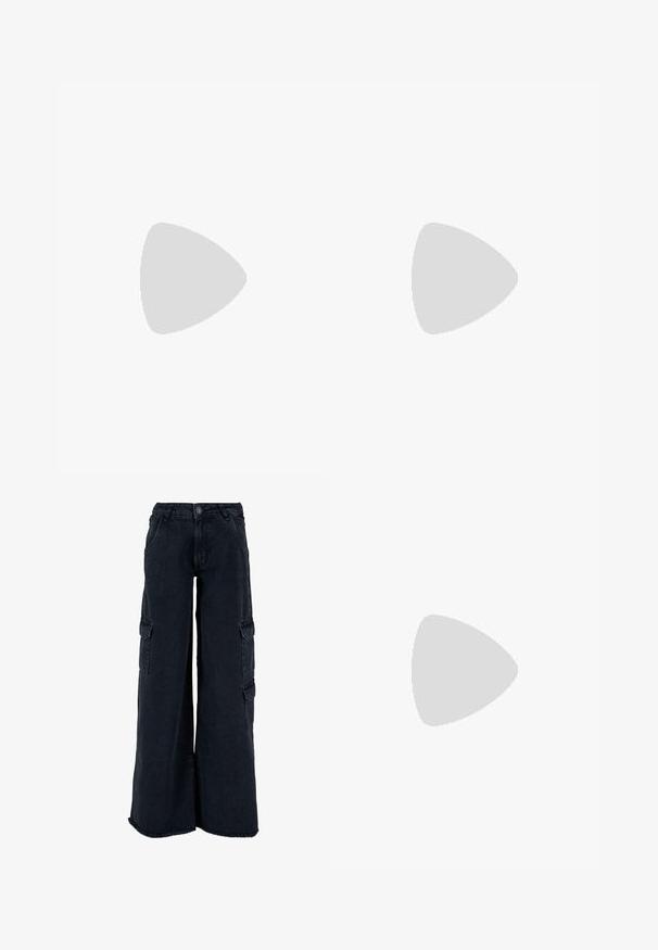 Zwarte camisole-top met verstelbare dunne bandjes, voorzien van een witte ruches halslijn en een strikdetail in het midden. Glad textuur, eenvoudig ontwerp.; Cargobroek met wijde pijpen in donker denim. Kenmerken zijn onder andere meerdere zijzakken, een onafgewerkt zoom en een knoopsluiting. Textuurstof.; Zwarte kniehoge laarzen van glad leer, met een dikke plateauzool en blokhak, voorzien van gestikte details langs de randen.; Grijze zonnebril met een slank, lichtgewicht kunststof montuur. Beschikt over getinte grijze lenzen en textuuraccenten aan de zijkanten voor extra grip.