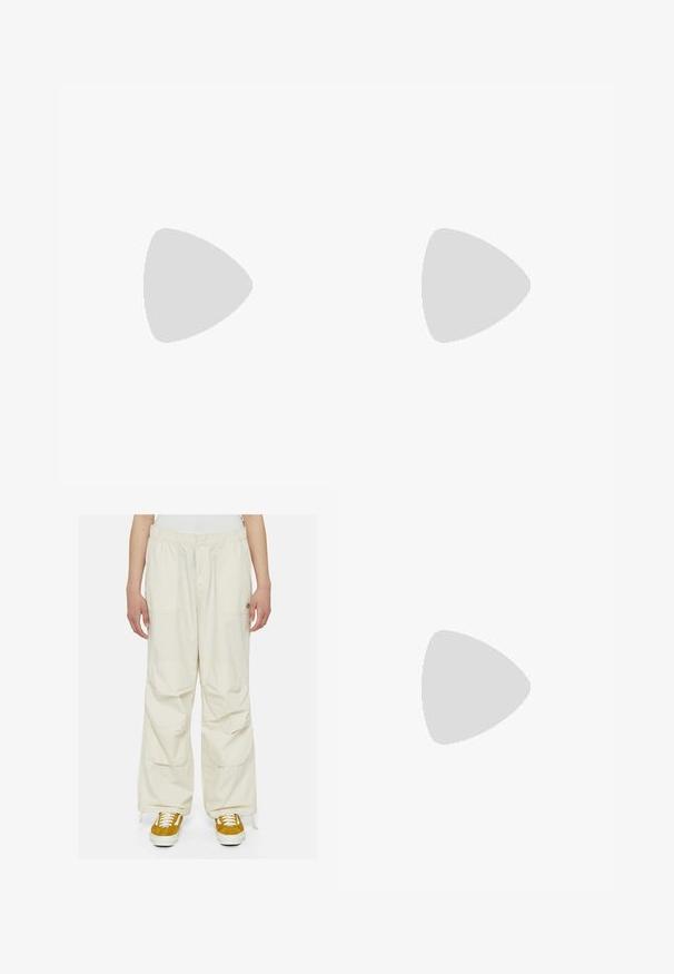 Top cropped azul-marinho com decote em forma de scoop, design sem mangas, tecido texturizado e detalhe de costura mínima ao longo das bordas.; Calças cargo de cor creme com ajuste solto, cintura elástica e múltiplos bolsos. Usadas com ténis castanhos e brancos sobre um fundo branco.; Sapatilhas burgundy com um acabamento texturizado, design de atacadores e contornos de sola pronunciados. Apresenta logótipos e detalhes em material sintético sem emendas.; Saco tote cinza com alças reforçadas, bolso frontal com fecho éclair e o logo white swoosh da Nike. Feito de um tecido durável com uma textura suave.