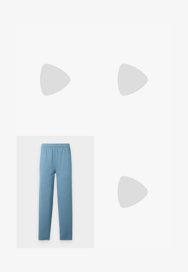 Sudadera corta rosa con mangas anchas. Presenta un texto rojo en negrita "OP! JEANS" en la parte frontal. Está hecha de un material de algodón suave.; Pantalones de chándal azul claro hechos de una tela suave, con una cintura elástica, piernas ajustadas y un sutil logotipo de la marca grabado en la parte delantera.; Zapatillas deportivas blancas de caña baja con suelas gruesas y cordones, con detalles perforados en los laterales y la zona de los dedos, exhibidas sobre un fondo blanco.; COACH CASSIE CROSSBODY BAG - Bolso de mano - blue