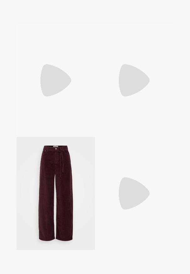 Zwarte langemouwen top van een textuurstof, met een golvend ontwerp en verhoogde strikpatronen overal. Geronde halslijn en aansluitende silhouet.; Bordeaux corduroy wijde broek met een trekkoord in de taille, een knoop aan de voorkant en twee zijzakken in een zachte, textuurrijke stof.; Zwarte sandaal met bandjes, vierkante teen en een lage blokhak. Voorzien van meerdere dunne bandjes en een verstelbare enkelband. Gemaakt van zacht leer.; Zwarte leren schoudertas met een gladde textuur, rechthoekige vorm en een metallic kettingdetail aan de voorkant. Verstelbare schouderband inbegrepen.