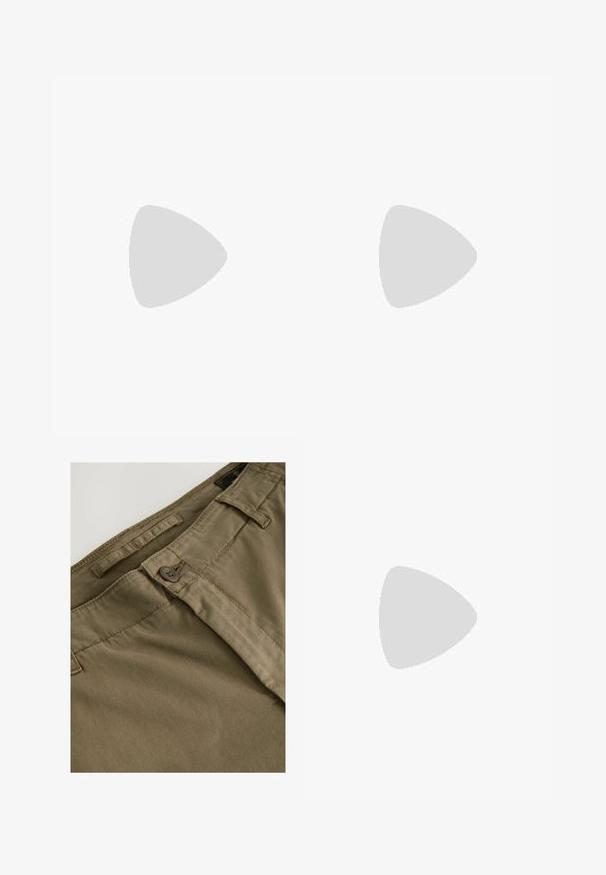 Czarny t-shirt z krótkim rękawem z napisem "CREATIVE DEPT RETERNITY" w postarzonym żółtym kolorze oraz trzema postaciami, zaprojektowany z siateczkową teksturą.; Khaki spodnie o gładkiej fakturze, z zapięciem na guzik, szlufkami na pasek oraz subtelnym poziomym prążkowaniem na tkaninie.; adidas Originals SAMBA UNISEX brązowy; Słoneczne okulary w kolorze żółwia z szarymi soczewkami i kwadratową oprawą, z metalowymi akcentami na zausznikach i logo w ramach projektu.