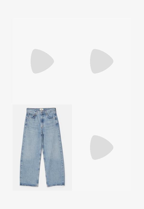 Brūns garām piedurknēm bodijs, kas izgatavots no viegla, caurspīdīga auduma. Iezīmē izgriezumu ar lielu kakla izgriezumu un cieši pieguļošām piedurknēm ar gludu tekstūru.; Agolde LOW CURVE - Džinsi ar platām starām - light-blue denim; Melnas ādas šlipsveida kurpes ar norādītu purngalu, dekoratīvām joslām ar metāla acīm un zemu bloku papēdi. Teksturēta virsma.; Metālisks austs rokassoma ar trīsstūrveida formu, aprīkota ar pīti siksnu un samta oderi. Krāsa: sudraba. Tekstūra: vienmērīga un auduma līdzīga.